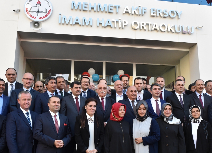Bakan Avcı, Ümraniye´de Mehmet Akif Ersoy İmam Hatip Ortaokulu´nun açılışını yaptı