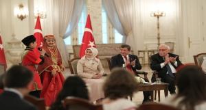 HaberinBaşbakan Davutoğlu, Bakan Avcı ile birlikte dünya çocuklarını kabul etti Açıklamalı Görseli