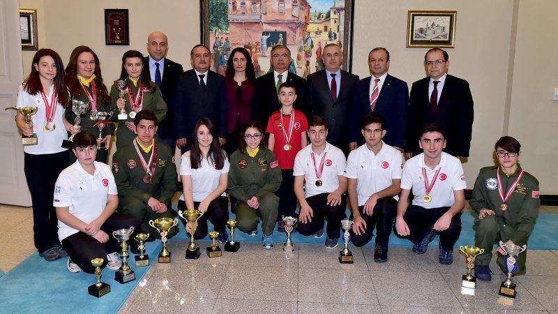 Bakan Yılmaz, Sivas Sportif Havacılık Kulübü öğrencilerini kabul etti