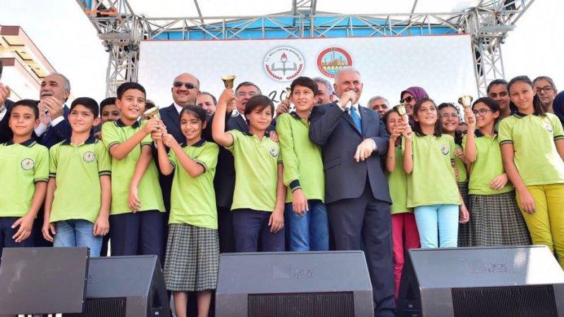 Başbakan Yıldırım ve Bakan Yılmaz yeni eğitim- öğretim yılının ilk ders zilini çaldı