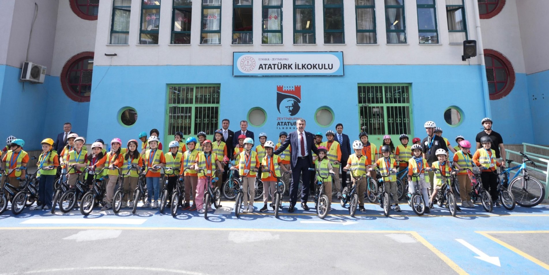 BAKAN TEKİN, ÖĞRENCİLERLE BİSİKLET ETKİNLİĞİNDE BULUŞTU, ÖĞRETMENLERLE BİR ARAYA GELDİ