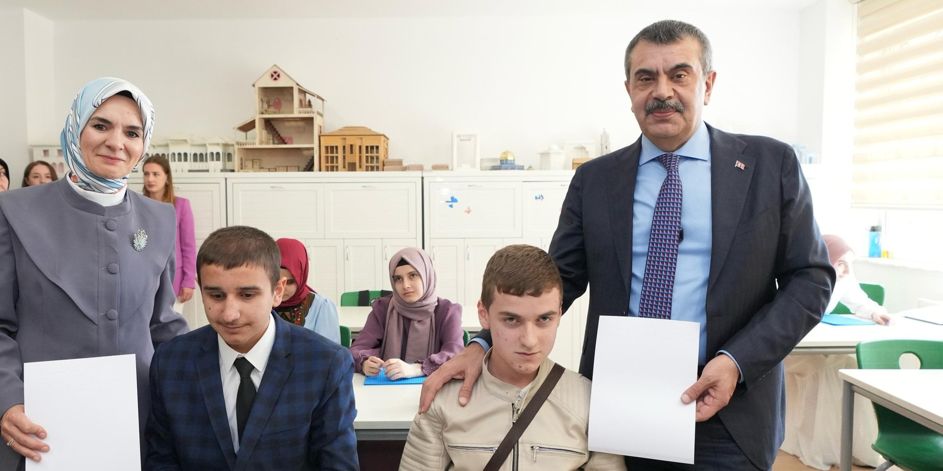 BAKANLAR TEKİN VE GÖKTAŞ, ENGELLİLER HAFTASI KAPSAMINDA ÖĞRENCİLERLE BİR ARAYA GELDİ