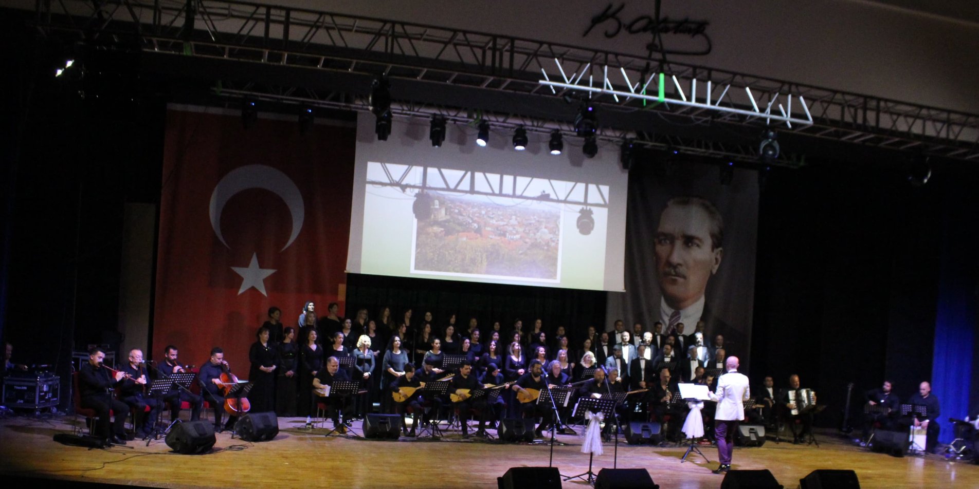 MEB TÜRK HALK MÜZİĞİ KOROSU'NDAN 